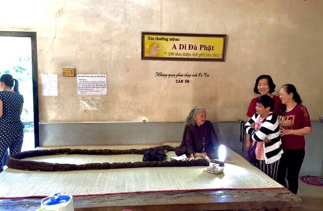 Cụ bà 85 tuổi ở Bến Tre có mái tóc dài 6m2, suốt 66 năm không cắt gội