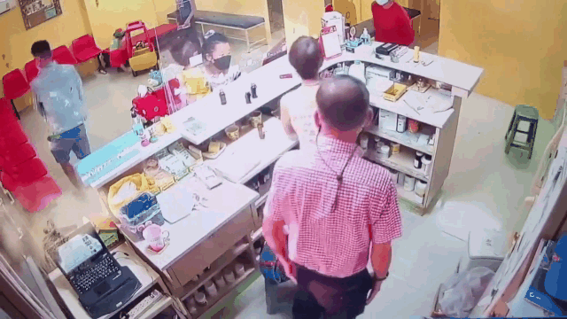 Clip: Cụ bà 73 tuổi đạp nhầm chân ga, ô tô lao thẳng vào phòng khám nhi