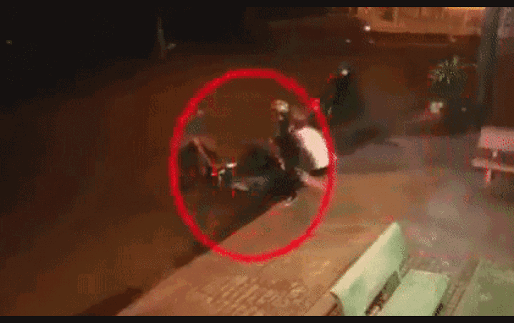 Phát hiện bạn trai bị cướp tấn công, cô gái trẻ lập tức lao đến quật ngã kẻ xấu