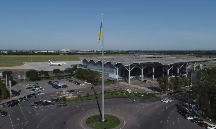 Đường băng sân bay Odessa của Ukraine bị phá hủy