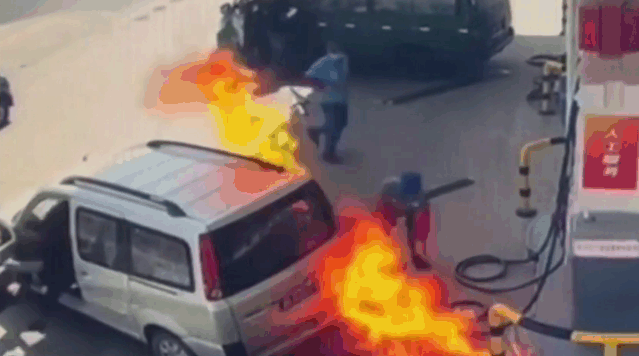 Clip: Ô tô bất ngờ bốc cháy khi đang đổ xăng, nhân viên tức tốc dập lửa