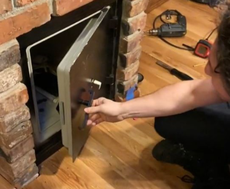 Mở chiếc két sắt bí ẩn trong ngôi nhà mới, người phụ nữ 