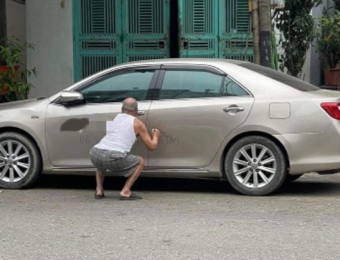 Bị ô tô chắn lối đi ngay trước cửa nhà, cụ ông có màn