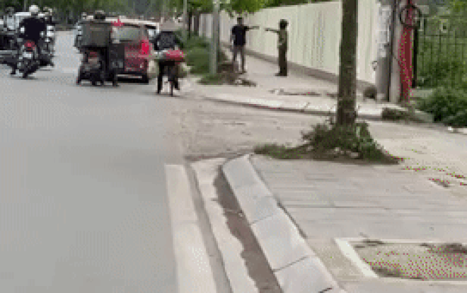 Đấm đá nhau giữa đường, người đàn ông rút ra một vật khiến đối phương bỏ chạy trối chết