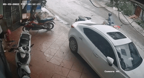 Thấy ông bố bỉm sữa đánh rơi ví, người phụ nữ đi đường có hành động khiến dân tình ngán ngẩm