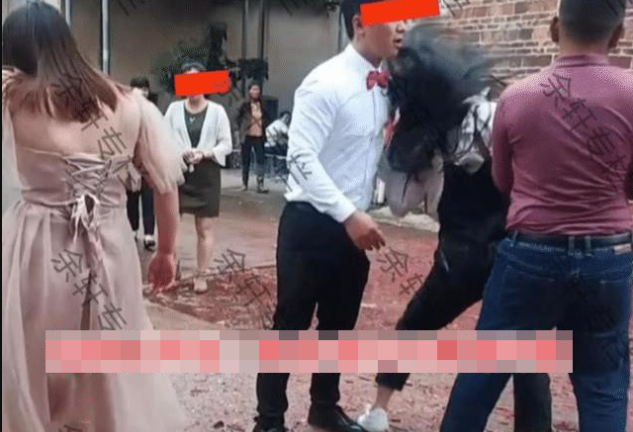 Cô gái say rượu lao vào ôm chặt chú rể giữa đám cưới, cô dâu đáp trả gây tranh cãi