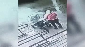 Clip: Thót tim cảnh hai mẹ con bị cửa kính rơi trúng trên đường