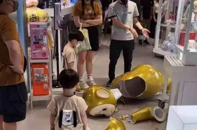 Bố mẹ đền trăm triệu vì con làm vỡ đồ chơi cao cấp và tình huống gây tranh cãi về cửa hàng