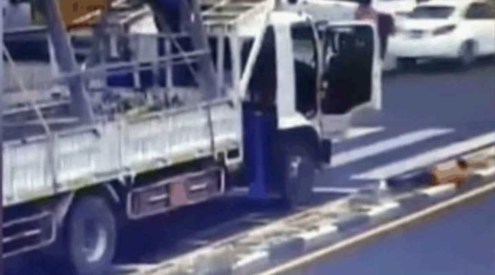 Clip: Xe tải chạm vào dây cáp điện, nam tài xế bị điện giật gục ngã xuống đường