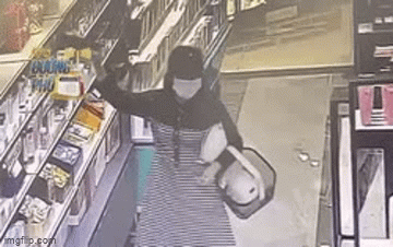 Đi dạo trong cửa hàng, người phụ nữ có hành động trơ trẽn khiến dân tình lắc đầu ngán ngẩm