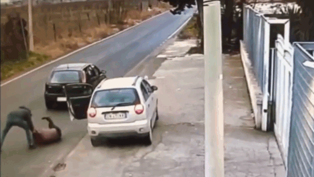 Clip: Côn đồ táo tợn cướp ô tô của người phụ nữ ngay giữa thanh niên bạch nhật