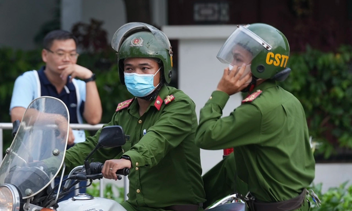 Nhiều xe biển xanh, công an xuất hiện tại nhà riêng các ông Chu Ngọc Anh, Nguyễn Thanh Long