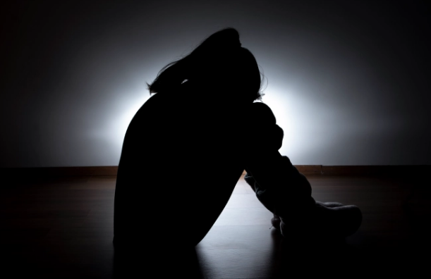 Cô gái được ngỏ ý cho đi nhờ ô tô, không ngờ rơi vào bẫy của những tên 