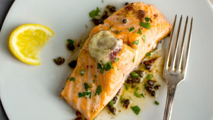 Cách làm cá hồi chiên bơ tỏi chuẩn vị nhà hàng