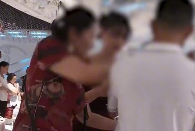 Cô dâu có màn xử lý cực gắt khi khách mời đưa ra yêu cầu vô duyên trong đám cưới