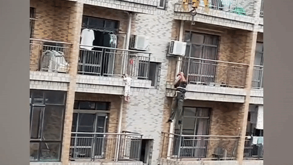 Nam công nhân đu cần cẩu giải cứu bé gái bị kẹt đầu trên ban công tầng 5