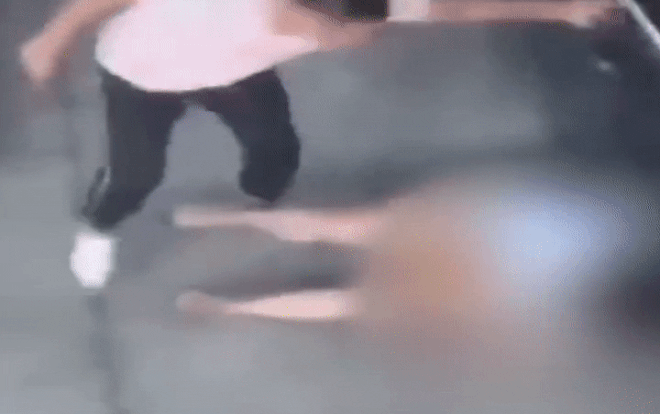 Clip: Gã đàn ông hành hung bạn gái dã man ngay giữa phố