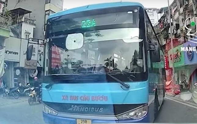 Tài xế xe buýt đi lấn làn đường, 