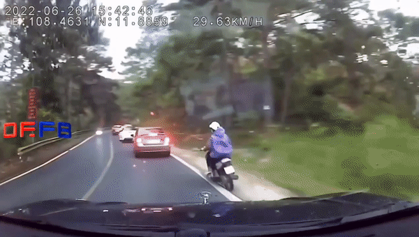 Clip xe máy bất ngờ mất lái tại khúc cua khiến 2 người phụ nữ ngã mạnh xuống đường