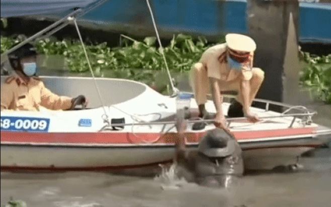Clip 2 cảnh sát phi thuyền cứu người gặp nạn trên sông gây xúc động mạnh