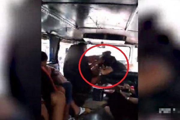 Bắt quả tang chồng và bồ nhí âu yếm trên xe buýt, vợ lao vào đánh ghen 