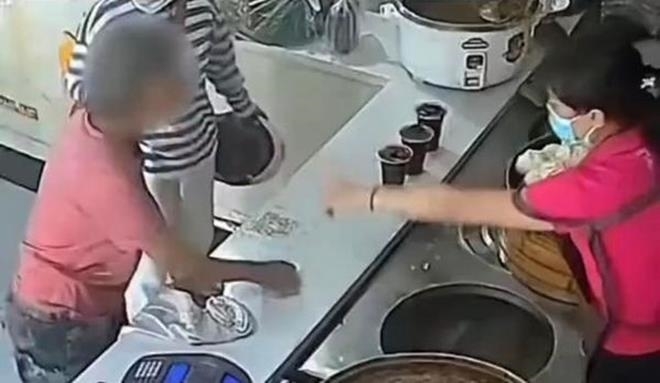 Được cửa hàng giúp đỡ suốt một năm, bà lão ăn xin có hành động