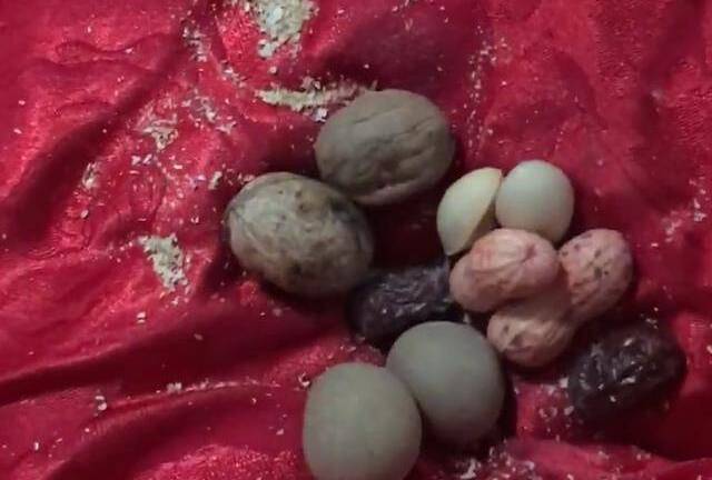 Gói ghém đồ đạc chuẩn bị ly hôn chồng, người phụ nữ khóc nức nở khi lật tấm chăn cưới