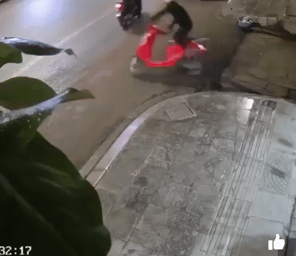 Nam thanh niên có màn trộm xe máy 