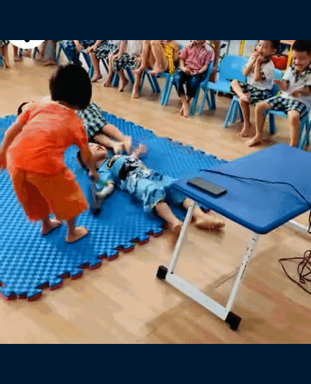 Clip trẻ mầm non diễn xuất tình huống bị điện giật khiến dân mạng cười ngất