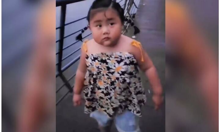 Clip bé gái Trung Quốc đi bộ gây