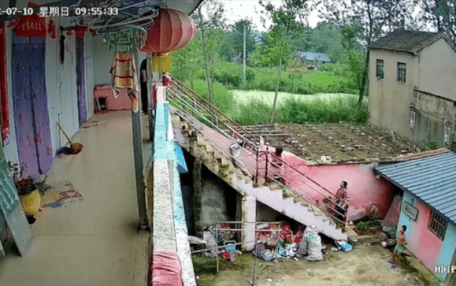 Phát hiện cháu trai bị giật điện trên cầu thang, bà nội có phản ứng tức thì giải cứu thành công