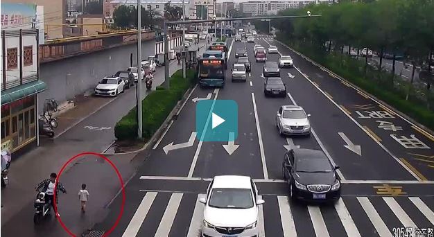 Bé trai bất ngờ lao ra giữa đường, tài xế xe buýt nhanh trí làm một việc cứu mạng đứa trẻ