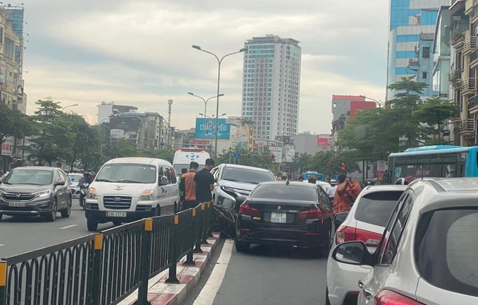Hà Nội: Tài xế ngủ gật lao qua rào phân cách, tông trúng ô tô BMW