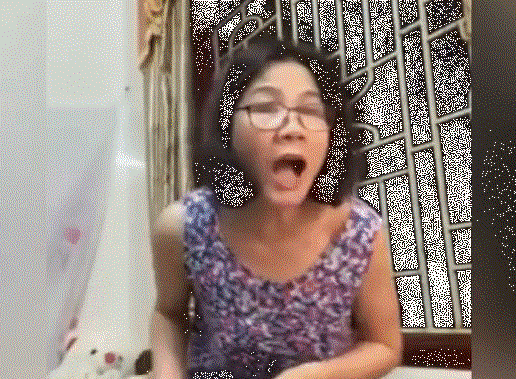 Con gái được 9,25 Văn thi tốt nghiệp THPT, người mẹ có biểu cảm khiến dân tình thích thú