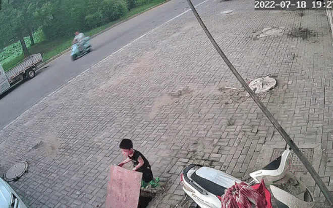 Kinh hoàng cảnh bé trai rơi xuống cống và màn giải cứu 