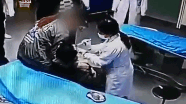 Đang được sơ cứu vết thương, nam thanh niên vẫn cố tình đưa tay sàm sỡ nữ bác sĩ