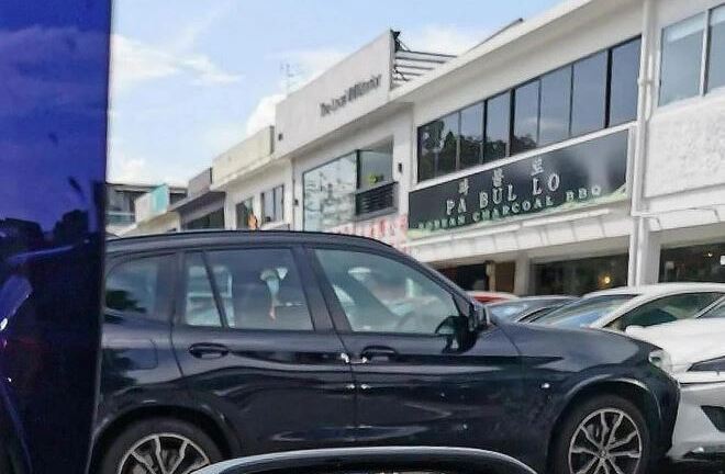 Bị mẹ bỏ quên trong chiếc BMW, con trai lái xe gây va chạm