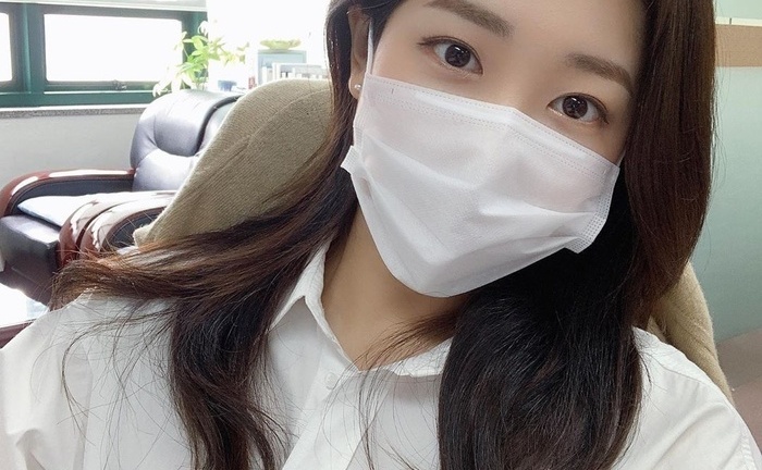 Bí quyết giúp không lên mụn khi vừa bôi kem chống nắng vừa đeo khẩu trang