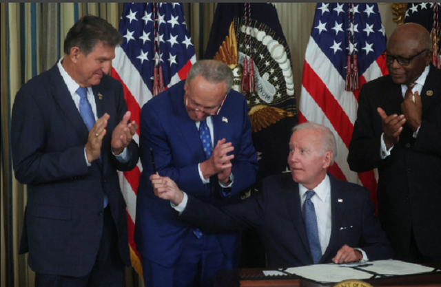 Tổng thống Mỹ Biden ký ban hành đạo luật trị giá 430 tỷ USD