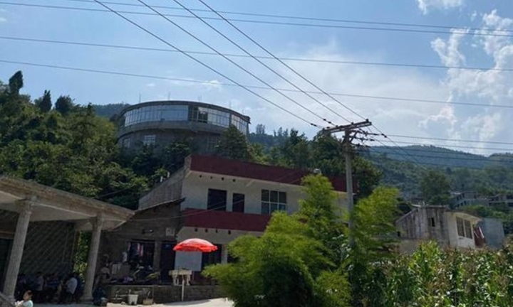 Ông bố 8 con có 2 ngôi nhà vẫn than nghèo khổ để xin trợ cấp khiến dư luận phẫn nộ