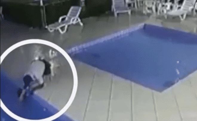 Bé trai 3 tuổi chới với dưới bể bơi, phút tuyệt vọng được 