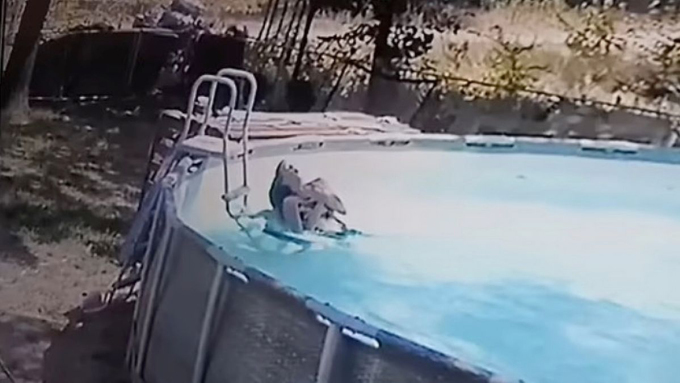 Người mẹ lên cơn động kinh trong bể bơi, thoát chết nhờ cậu con trai 10 tuổi