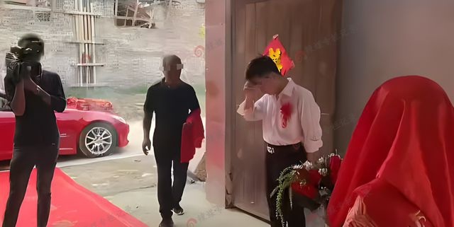 Cô dâu mặt dày đòi thêm 200 triệu mới chịu lên xe hoa, hành động của chú rể được tất cả ủng hộ