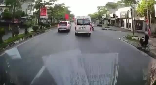 Clip: Tài xế ô tô bật nhầm đèn cảnh báo gây tai nạn liên hoàn