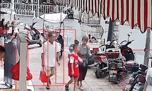 Clip: Tên lửa tạo mưa nhân tạo rơi xuống vỉa hè