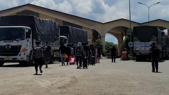 Tiếp nhận 26 lao động người Việt do Campuchia trao trả