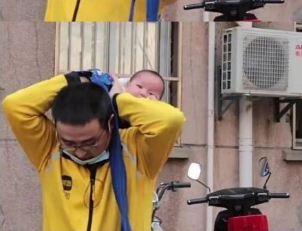 Xúc động hình ảnh ông bố địu con nhỏ đi giao hàng, biết câu chuyện phía sau càng thêm xót xa