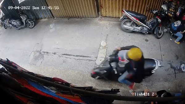 Clip: Bị giật điện thoại bất ngờ, cô gái chạy bộ đuổi theo tên cướp và cái kết