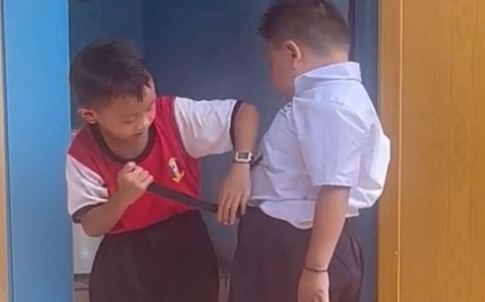 Hành động ấm áp của hai cậu bé tiểu học trước cửa nhà vệ sinh khiến dân mạng xuýt xoa