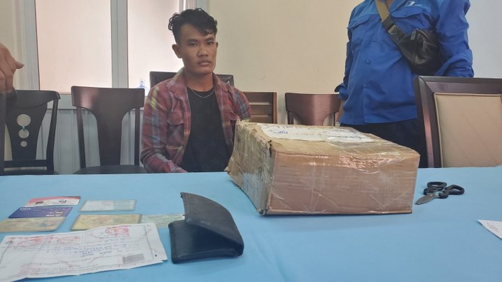 Tạm giữ nam thanh niên tàng trữ 2,1kg ma túy